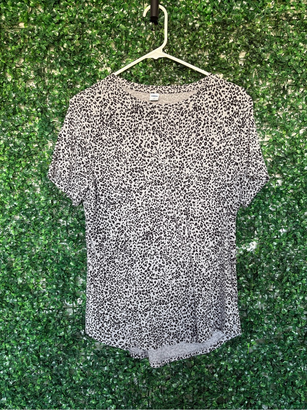 Old Navy luxe Leopard Print Short Sleeve Tee - Black on grey